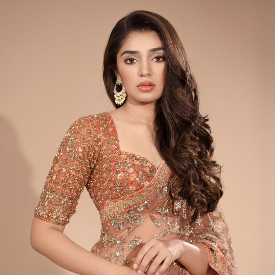 ప్రతీ ఏడాది బోలెడంత మంది కొత్త హీరోయిన్లు తెలుగు తెరకు పరిచయం అవుతూ ఉంటారు. అందులో కొందరు మాత్రమే ప్రేక్షకుల మనసుల్లో చోటు సంపాదించుకుంటారు. ఇందులో ఉప్పెన హీరోయిన్ కృతి శెట్టి ముందుంటారు.