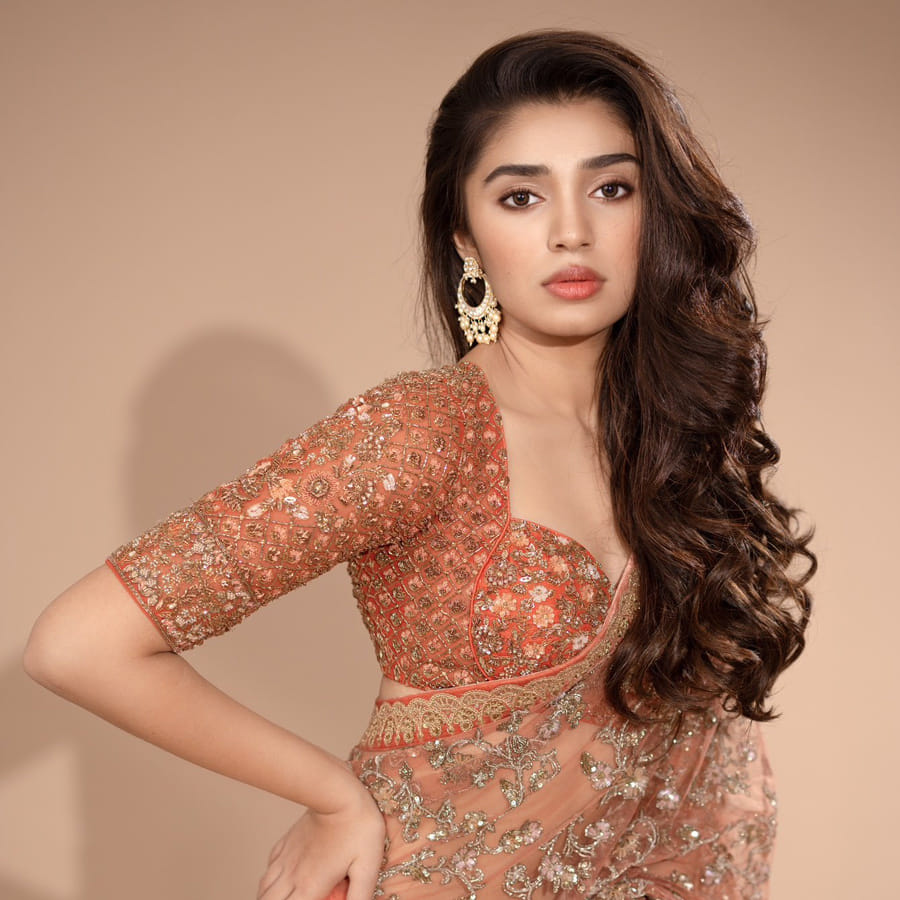 ప్రతీ ఏడాది బోలెడంత మంది కొత్త హీరోయిన్లు తెలుగు తెరకు పరిచయం అవుతూ ఉంటారు. అందులో కొందరు మాత్రమే ప్రేక్షకుల మనసుల్లో చోటు సంపాదించుకుంటారు. ఇందులో ఉప్పెన హీరోయిన్ కృతి శెట్టి ముందుంటారు.