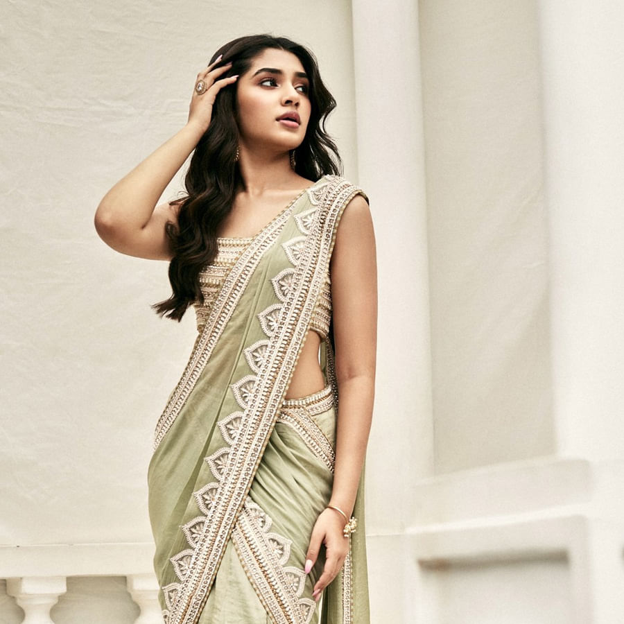 ప్రతీ ఏడాది బోలెడంత మంది కొత్త హీరోయిన్లు తెలుగు తెరకు పరిచయం అవుతూ ఉంటారు. అందులో కొందరు మాత్రమే ప్రేక్షకుల మనసుల్లో చోటు సంపాదించుకుంటారు. ఇందులో ఉప్పెన హీరోయిన్ కృతి శెట్టి ముందుంటారు.