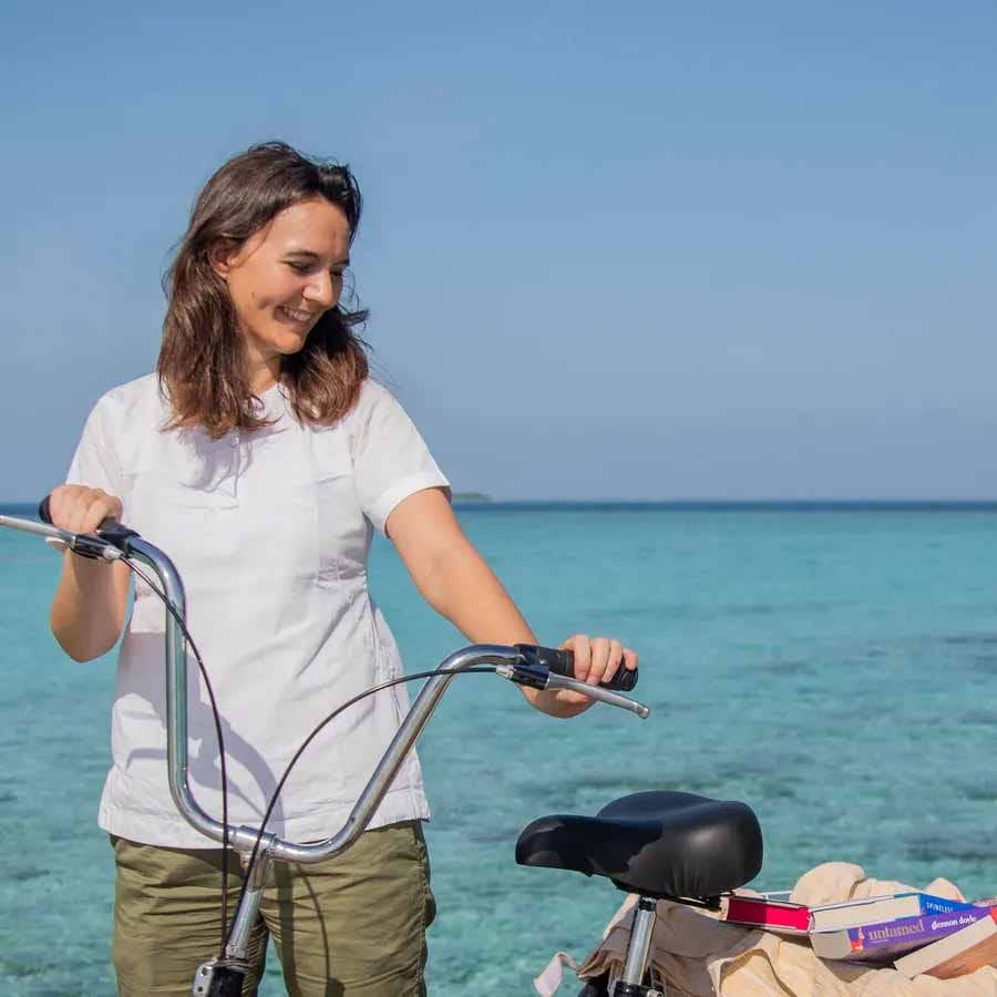 లైబ్రరీ సేల్స్ మేనేజర్ అలెక్స్ మెక్ క్వీన్ ప్రకారం, అతను పుస్తకాలను అమితంగా ఇష్టపడే, ప్రయాణాలను ఇష్టపడే వ్యక్తి కోసం చూస్తున్నాడు. ఈ ఉద్యోగం ఏడాది పాటు కాంట్రాక్ట్‌పై చేయాల్సి ఉంది. ఇందులో ఉద్యోగి వివిధ దీవులకు వెళ్లి పుస్తకాలు విక్రయించాల్సి ఉంటుందని ఆయన చెప్పారు.