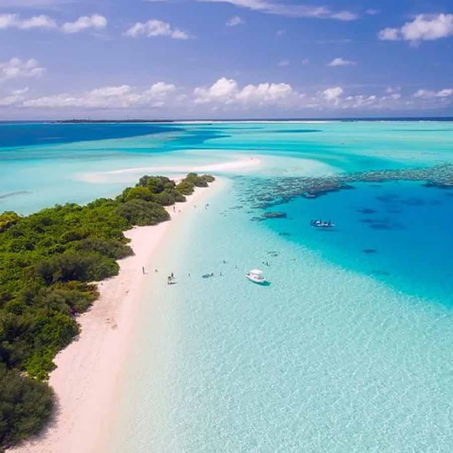 దీవి అనగానే వెంటనే ఇండోనేషియాలోని బాలి, మాల్దీవులు వంటి అందమైన దీవులు మనసులో మెదులుతాయి. వీటిని చాలా మంది ప్రజలు సందర్శించాలని కలలుకంటూ ఉంటారు. వీటిని ప్రపంచంలో అత్యంత అందమైన ద్వీపాలు అని పిలుస్తారు. ఈ ద్వీపాలను సందర్శించే పర్యాటకులు దీవుల్లోని అందాలను ఎంతగానో ఇష్టపడతారు. అక్కడ నుంచి తిరిగి స్వగ్రామానికి వెళ్లాలంటే కూడా చాలా కష్టంగా భావిస్తారు. అలనాటి ఈ దీవులను పర్యాటకుల్లా కాకుండా.. మంచి జీతం వచ్చే ఉద్యోగం సంపాదించి అక్కడే ఉండిపోతే.. ఆ ఊహే సూపర్బ్ అనిపిస్తుందిగా.. అవును మంచి జీతంతో ఉద్యోగం, దీవిలో నివసించడానికి, పని చేయడానికి ఎవరు ఇష్టపడరు చెప్పండి. మాల్దీవుల్లోని అద్భుతమైన ద్వీపంలో ఇలాంటి ఉద్యోగం ఇస్తున్నారు. 