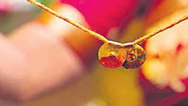 బస్టాండ్లోనే పెళ్లి చేసుకున్న విద్యార్థులు.. 16ఏళ్ల అమ్మాయికి తాళికట్టిన 17ఏళ్ల బాలుడు.. వీడియో హల్చల్
