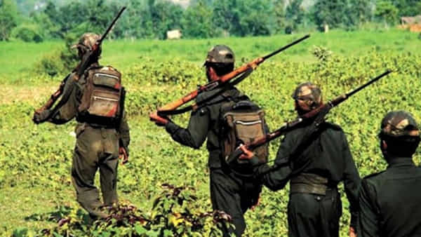 Telangana: వరంగల్ పోలీసుల అదుపులో ఇద్దరు మహిళ నక్సల్స్.. కాంగ్రెస్ నాయకుడు అరెస్ట్..