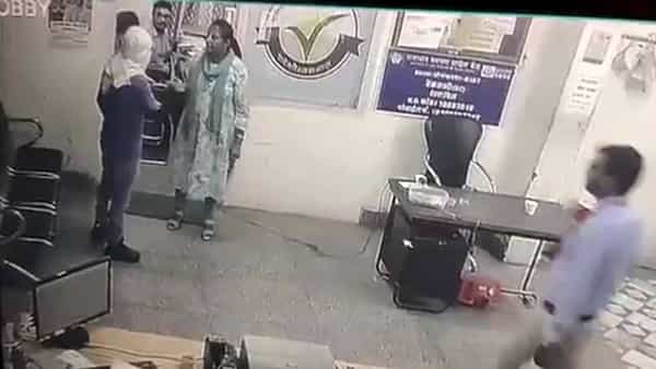 Bank Robbery: బ్యాంక్ ను దోచుకోవడానికి వచ్చిన దొంగ.. దైర్యంగా ఎదుర్కొన్న మహిళా మేనేజర్..