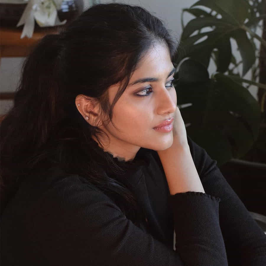 టాలీవుడ్ యంగ్ బ్యూటీ మేఘా ఆకాష్, ప్రస్తుతం చాలా సెలెక్టివ్గా సినిమాలు చేస్తోంది. అటు హీరోయిన్గా అవకాశాలు కొల్లగొడుతూనే, ఇతర సినిమాల్లోనూ ప్రాముఖ్యత ఉన్న పాత్రల్లో నటించేందుకు సిద్ధమవుతోంది. తాజాగా ‘ఓం శ్రీ కనకదుర్గ’ అనే సినిమాలో నటిస్తున్న మేఘ ఆకాష్, ఆ సినిమా ఓపెనింగ్లో ఇలా చీరకట్టులో దర్శనమిచ్చి వావ్ అనిపించింది