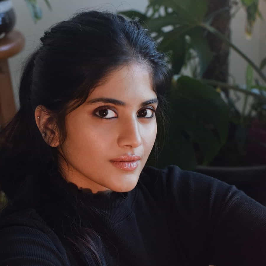 టాలీవుడ్ యంగ్ బ్యూటీ మేఘా ఆకాష్, ప్రస్తుతం చాలా సెలెక్టివ్గా సినిమాలు చేస్తోంది. అటు హీరోయిన్గా అవకాశాలు కొల్లగొడుతూనే, ఇతర సినిమాల్లోనూ ప్రాముఖ్యత ఉన్న పాత్రల్లో నటించేందుకు సిద్ధమవుతోంది. తాజాగా ‘ఓం శ్రీ కనకదుర్గ’ అనే సినిమాలో నటిస్తున్న మేఘ ఆకాష్, ఆ సినిమా ఓపెనింగ్లో ఇలా చీరకట్టులో దర్శనమిచ్చి వావ్ అనిపించింది