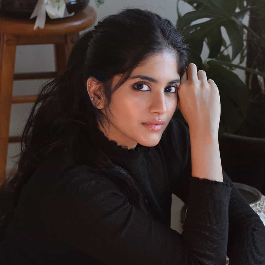 టాలీవుడ్ యంగ్ బ్యూటీ మేఘా ఆకాష్, ప్రస్తుతం చాలా సెలెక్టివ్గా సినిమాలు చేస్తోంది. అటు హీరోయిన్గా అవకాశాలు కొల్లగొడుతూనే, ఇతర సినిమాల్లోనూ ప్రాముఖ్యత ఉన్న పాత్రల్లో నటించేందుకు సిద్ధమవుతోంది. తాజాగా ‘ఓం శ్రీ కనకదుర్గ’ అనే సినిమాలో నటిస్తున్న మేఘ ఆకాష్, ఆ సినిమా ఓపెనింగ్లో ఇలా చీరకట్టులో దర్శనమిచ్చి వావ్ అనిపించింది