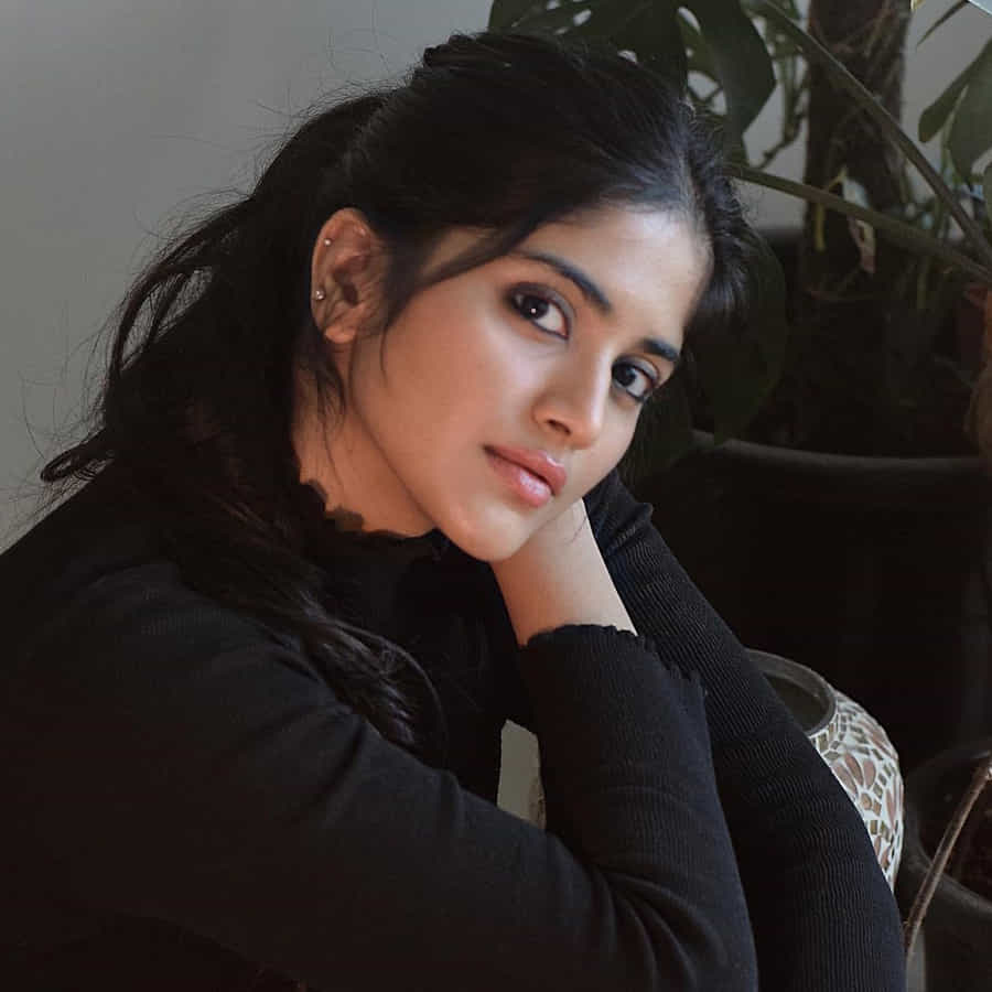 టాలీవుడ్ యంగ్ బ్యూటీ మేఘా ఆకాష్, ప్రస్తుతం చాలా సెలెక్టివ్గా సినిమాలు చేస్తోంది. అటు హీరోయిన్గా అవకాశాలు కొల్లగొడుతూనే, ఇతర సినిమాల్లోనూ ప్రాముఖ్యత ఉన్న పాత్రల్లో నటించేందుకు సిద్ధమవుతోంది. తాజాగా ‘ఓం శ్రీ కనకదుర్గ’ అనే సినిమాలో నటిస్తున్న మేఘ ఆకాష్, ఆ సినిమా ఓపెనింగ్లో ఇలా చీరకట్టులో దర్శనమిచ్చి వావ్ అనిపించింది