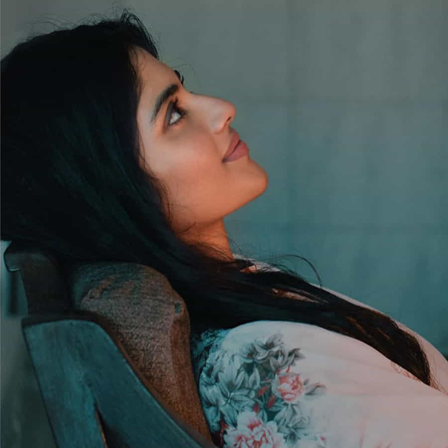 టాలీవుడ్ యంగ్ బ్యూటీ మేఘా ఆకాష్, ప్రస్తుతం చాలా సెలెక్టివ్గా సినిమాలు చేస్తోంది. అటు హీరోయిన్గా అవకాశాలు కొల్లగొడుతూనే, ఇతర సినిమాల్లోనూ ప్రాముఖ్యత ఉన్న పాత్రల్లో నటించేందుకు సిద్ధమవుతోంది. తాజాగా ‘ఓం శ్రీ కనకదుర్గ’ అనే సినిమాలో నటిస్తున్న మేఘ ఆకాష్, ఆ సినిమా ఓపెనింగ్లో ఇలా చీరకట్టులో దర్శనమిచ్చి వావ్ అనిపించింది