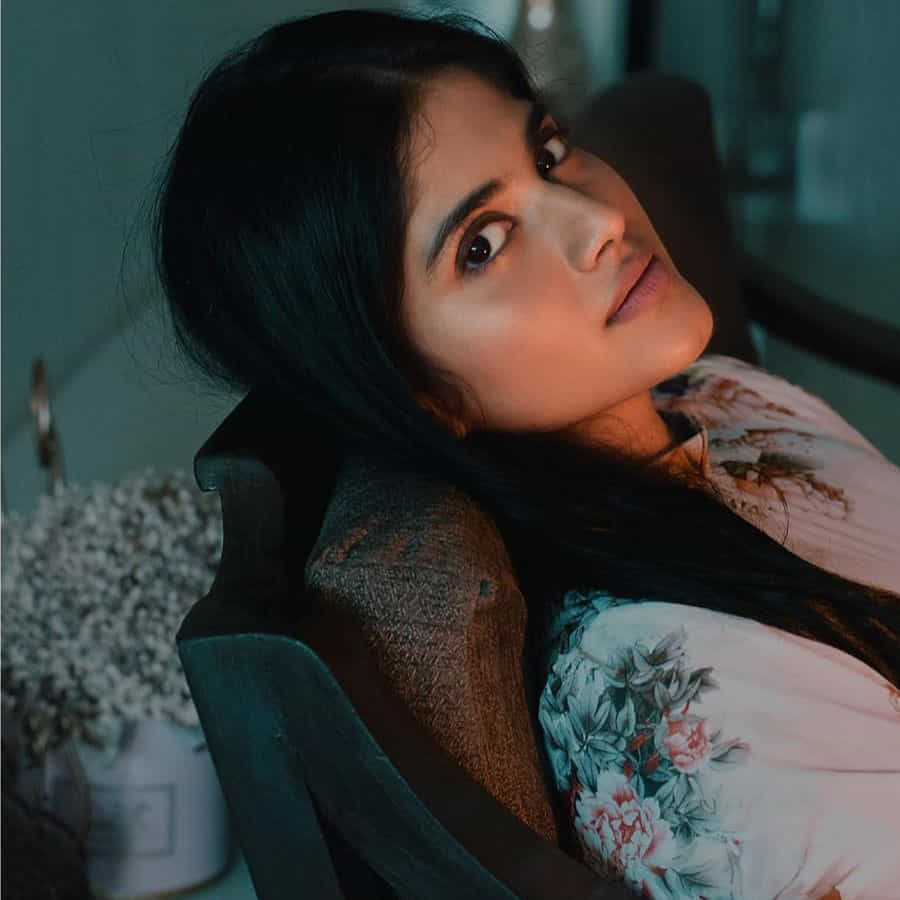 టాలీవుడ్ యంగ్ బ్యూటీ మేఘా ఆకాష్, ప్రస్తుతం చాలా సెలెక్టివ్గా సినిమాలు చేస్తోంది. అటు హీరోయిన్గా అవకాశాలు కొల్లగొడుతూనే, ఇతర సినిమాల్లోనూ ప్రాముఖ్యత ఉన్న పాత్రల్లో నటించేందుకు సిద్ధమవుతోంది. తాజాగా ‘ఓం శ్రీ కనకదుర్గ’ అనే సినిమాలో నటిస్తున్న మేఘ ఆకాష్, ఆ సినిమా ఓపెనింగ్లో ఇలా చీరకట్టులో దర్శనమిచ్చి వావ్ అనిపించింది