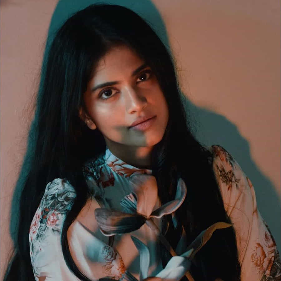 టాలీవుడ్ యంగ్ బ్యూటీ మేఘా ఆకాష్, ప్రస్తుతం చాలా సెలెక్టివ్గా సినిమాలు చేస్తోంది. అటు హీరోయిన్గా అవకాశాలు కొల్లగొడుతూనే, ఇతర సినిమాల్లోనూ ప్రాముఖ్యత ఉన్న పాత్రల్లో నటించేందుకు సిద్ధమవుతోంది. తాజాగా ‘ఓం శ్రీ కనకదుర్గ’ అనే సినిమాలో నటిస్తున్న మేఘ ఆకాష్, ఆ సినిమా ఓపెనింగ్లో ఇలా చీరకట్టులో దర్శనమిచ్చి వావ్ అనిపించింది