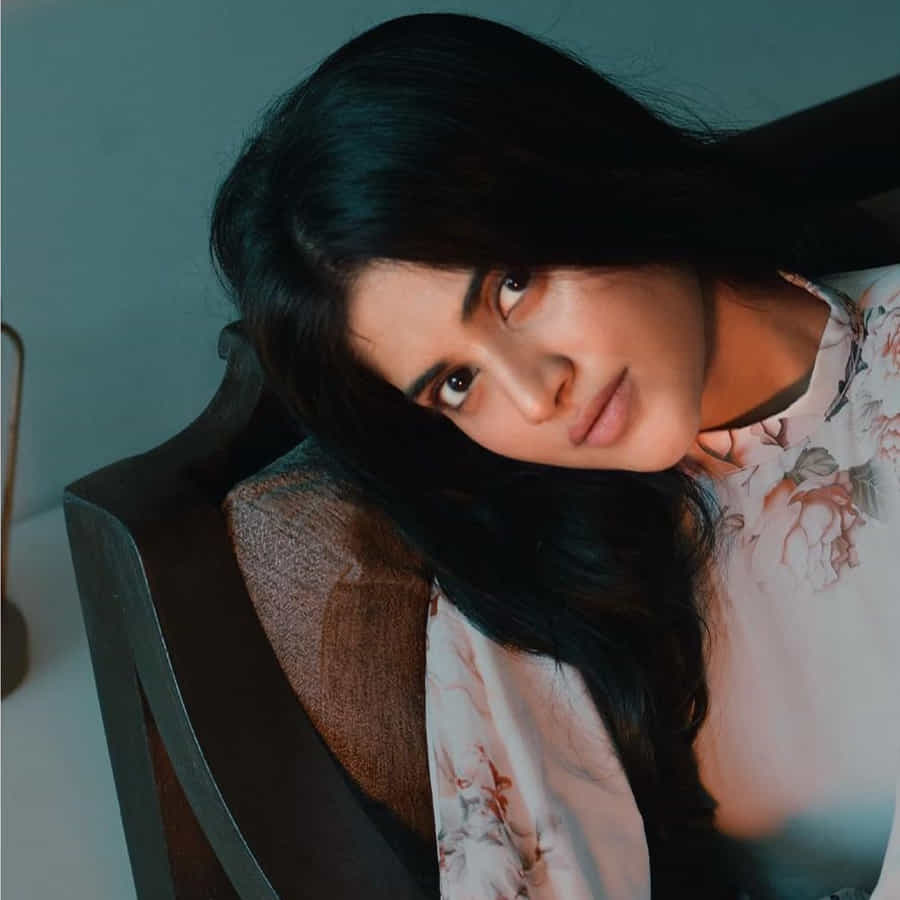 టాలీవుడ్ యంగ్ బ్యూటీ మేఘా ఆకాష్, ప్రస్తుతం చాలా సెలెక్టివ్గా సినిమాలు చేస్తోంది. అటు హీరోయిన్గా అవకాశాలు కొల్లగొడుతూనే, ఇతర సినిమాల్లోనూ ప్రాముఖ్యత ఉన్న పాత్రల్లో నటించేందుకు సిద్ధమవుతోంది. తాజాగా ‘ఓం శ్రీ కనకదుర్గ’ అనే సినిమాలో నటిస్తున్న మేఘ ఆకాష్, ఆ సినిమా ఓపెనింగ్లో ఇలా చీరకట్టులో దర్శనమిచ్చి వావ్ అనిపించింది