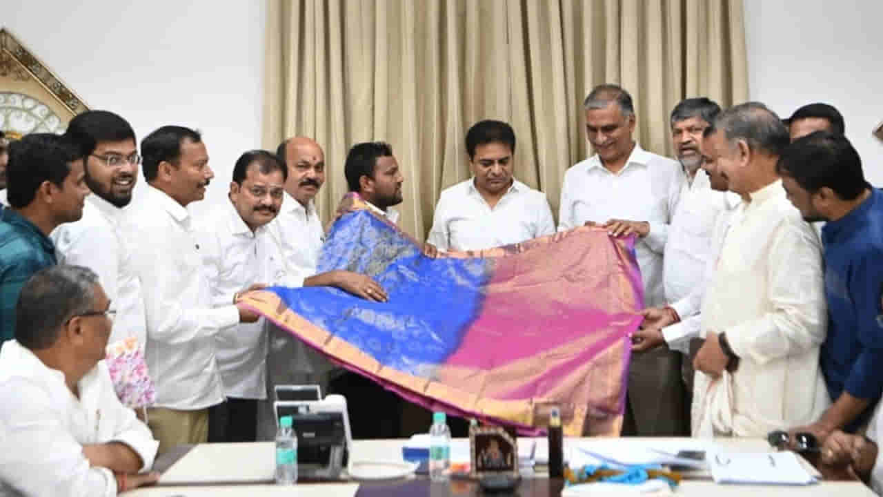 KTR - Harish Rao: అద్భుతం.. మరమగ్గంపై 27 సుగంధ‌ ద్రవ్యాల‌తో ప‌ట్టు చీర‌ తయారీ.. నామకరణం చేసిన మంత్రులు..