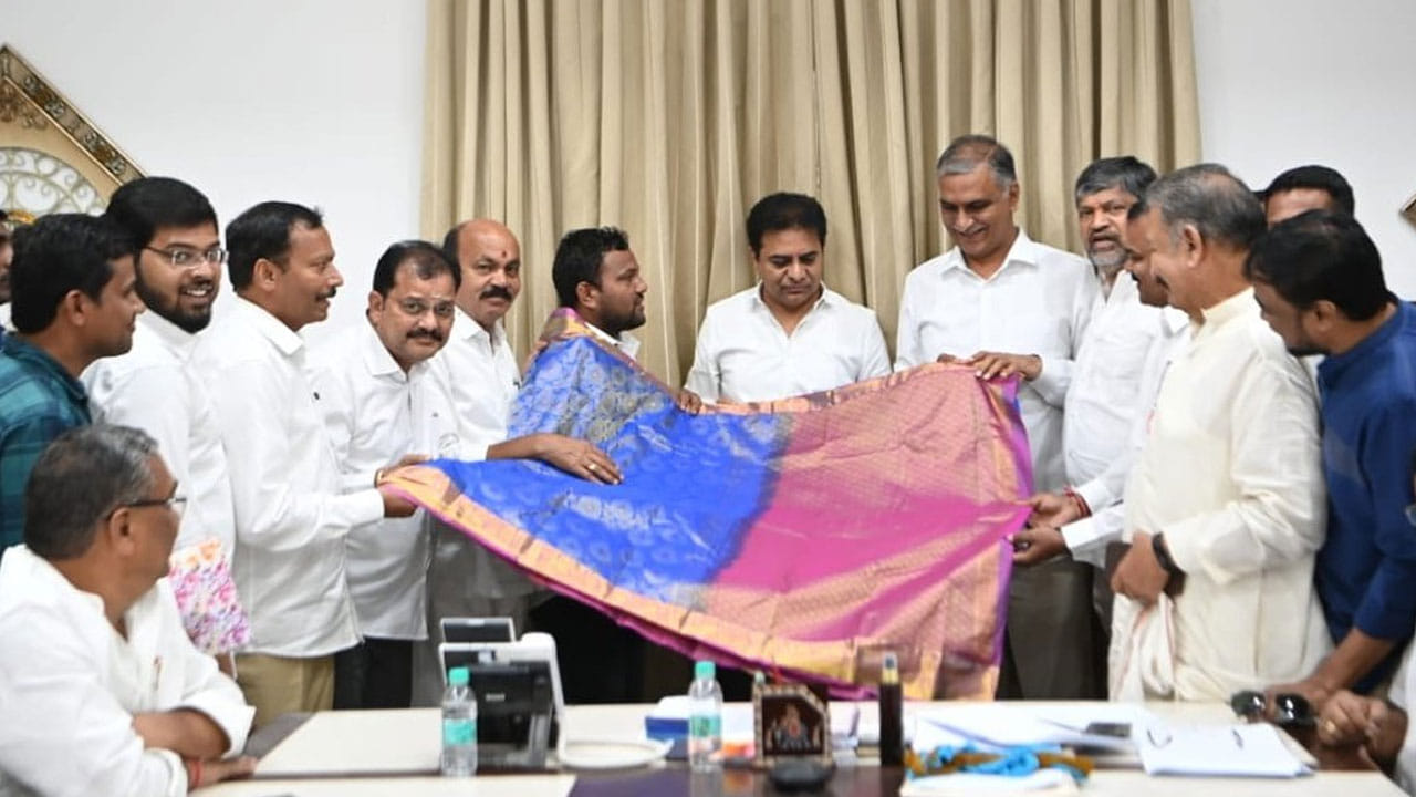 KTR - Harish Rao: అద్భుతం.. మరమగ్గంపై 27 సుగంధ‌ ద్రవ్యాల‌తో ప‌ట్టు చీర‌ తయారీ.. నామకరణం చేసిన మంత్రులు..