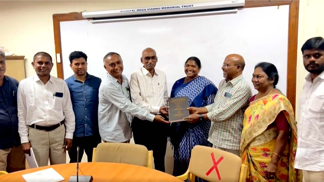 MLA Seethakka: నేనెప్పుడూ నక్సలైట్‌ అవుతాననుకోలేదు.. పీహెచ్‌డీ పట్టా పొందిన ఎమ్మెల్యే సీతక్క భావోద్వేగం