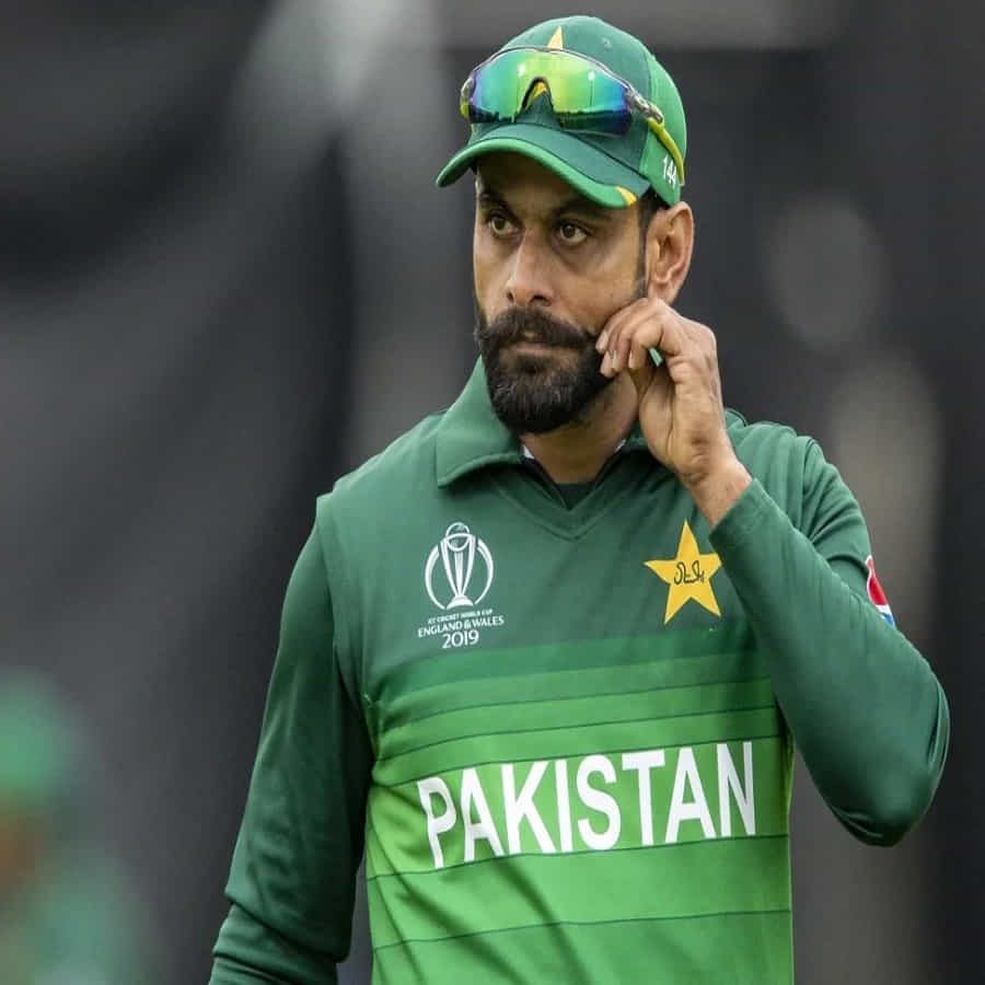 ఇండో-పాక్ టీ20 మ్యాచ్ల్లో అత్యధిక పరుగులు చేసిన బౌలర్లలో మహ్మద్ హఫీజ్ నాలుగో స్థానంలో ఉన్నాడు. హఫీజ్ 8 మ్యాచ్లలో 26 బ్యాటింగ్ సగటు, 118.18 స్ట్రైక్ రేట్తో 156 పరుగులు చేశాడు.
