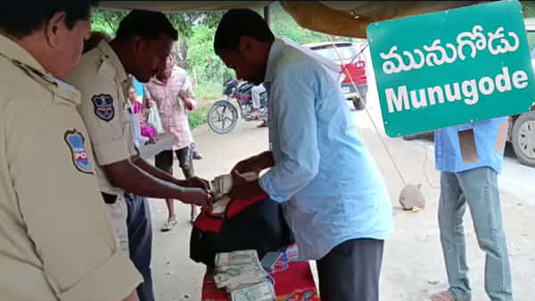 Munugode By-poll: మునుగోడు ఉప ఎన్నికకు నోటిఫికేషన్ విడుదల.. నామినేషన్ల తొలి రోజే పట్టుబడిన నోట్ల కట్టలు..