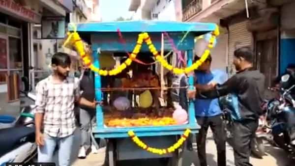 Monkey Funeral: విద్యుత్ షాక్ తో కోతి మృతి.. ఘనంగా అంత్యక్రియలు నిర్వహించిన గ్రామస్థులు.. మంగళవారం భోజనాలకు ఏర్పాటు