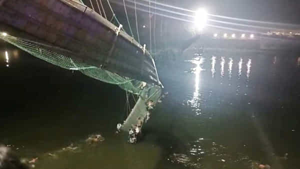 మోర్బీ దుర్ఘటనలో మృత్యుంజయుడు..! ప్రాణాలతో బయటపడ్డ 4 ఏళ్ల బాలుడు.. తల్లిదండ్రులు మృతి