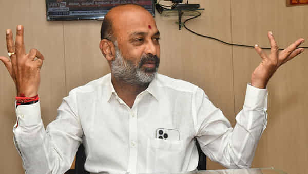 Telangana: తెలంగాణలో దుమారం రేపుతున్న ఫామ్హౌజ్ ఇష్యూ.. మంత్రి కేటీఆర్ కామెంట్స్కి బండి స్ట్రాంగ్ కౌంటర్..