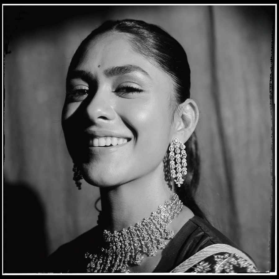 Mrunal Thakur: అందం భూమిపై తిరుగుతున్నట్టు కనిపించే అల్లరి సీత మృణాల్ క్యూట్ ఫొటోస్..