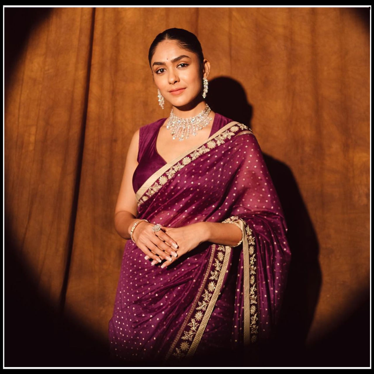 Mrunal Thakur: అందం భూమిపై తిరుగుతున్నట్టు కనిపించే అల్లరి సీత మృణాల్ క్యూట్ ఫొటోస్..