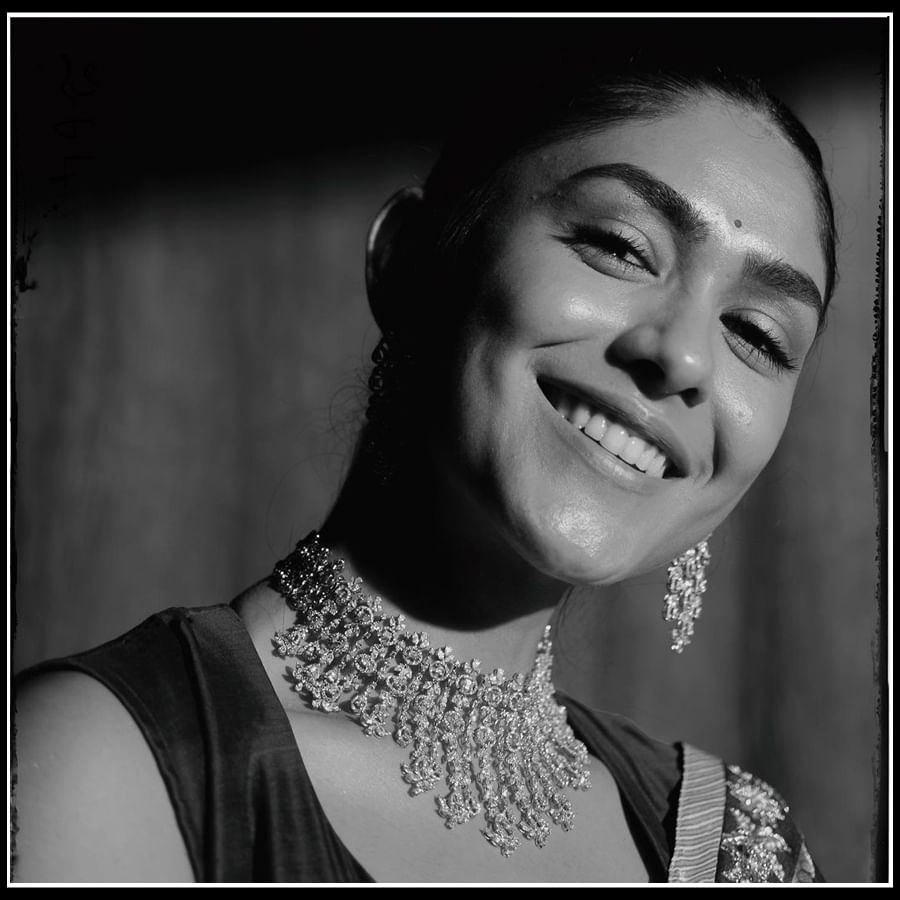 Mrunal Thakur: అందం భూమిపై తిరుగుతున్నట్టు కనిపించే అల్లరి సీత మృణాల్ క్యూట్ ఫొటోస్..