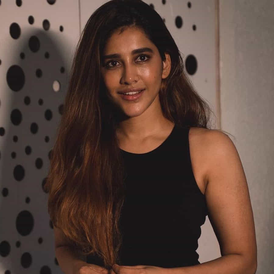 ‘నన్ను దోచుకుందువటే’ సినిమాతో తెలుగు ప్రేక్షకులకు పలకరించింది అందాల తార నభా నటేష్. తొలి చిత్రంతోనే తనదైన అందం, నటనతో ఆకట్టుకున్న ఈ ముద్దుగుమ్మ అందరి దృష్టిని ఆకర్షించింది.ఈ అమ్మడికి అవకాశాలు తక్కువ ఉన్న అందం మాత్రం ఎక్కువే. ఈ ముద్దుగుమ్మ ఫొటోస్ కు ఫిదా అవ్వని వాళ్ళు ఉండరు.
