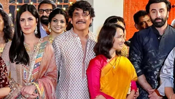 Nagarjuna : తారలు దిగివచ్చిన వేళ.. దసరా సంబరాల్లో బాలీవుడ్ స్టార్స్తో నాగార్జున, అమల