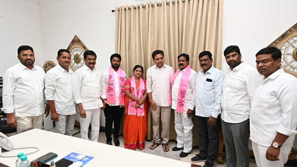 TRS: మళ్లీ గులాబీ గూటికి నల్లాల ఓదెలు దంపతులు.. మంత్రి కేటీఆర్ సమక్షంలో తిరికి టీఆర్ఎస్ పార్టీలోకి..