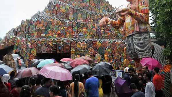 Navaratri 2022: దసరాపండగ అంటే అంతే మరి.. అమ్మవారి దర్శనం కోసం భారీ వర్షంలో గొడుగులు వేసుకుని క్యూలో జనం