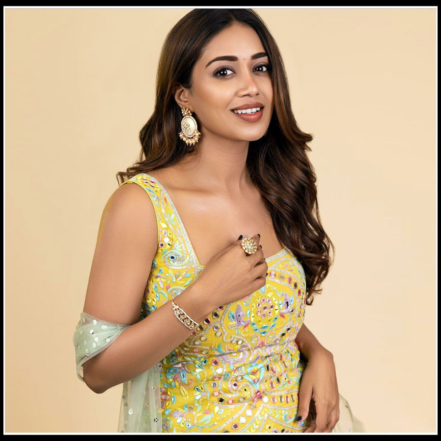 Nivetha Pethuraj: నేలపై నడిచే మోడరన్ మేనక నివేతనా..