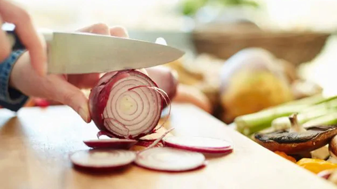 Side Effects of Onion: ఉల్లిపాయలను అతిగా తింటున్నారా.. ? అది మీ ఆరోగ్యాన్ని ఎలా పాడు చేస్తుందో తెలుసా..?