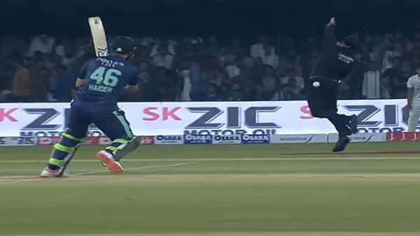 Pak vs Eng: పాక్ బ్యాటర్ పవర్ఫుల్ షాట్.. బంతి గట్టిగా తగిలి నొప్పితో విలవిల్లాడిన అంపైర్