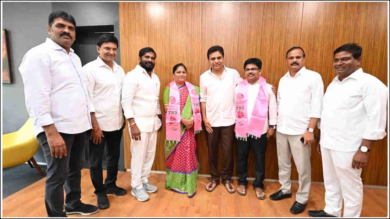 Telangana: మునుగోడులో కాంగ్రెస్‌కు ఎదురుదెబ్బ.. టీఆర్‌ఎస్‌లోకి పల్లె రవికుమార్ గౌడ్‌ దంపతులు