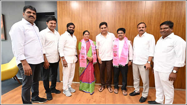 Telangana: మునుగోడులో కాంగ్రెస్కు ఎదురుదెబ్బ.. టీఆర్ఎస్లోకి పల్లె రవికుమార్ గౌడ్ దంపతులు