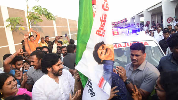 Janasena: అత్యాధునిక సౌకర్యాలతో అంబులెన్స్ సేవలను ఏర్పాటు చేసిన జనసేన నేత.. పవన్ చేతులమీదుగా ప్రారంభం..