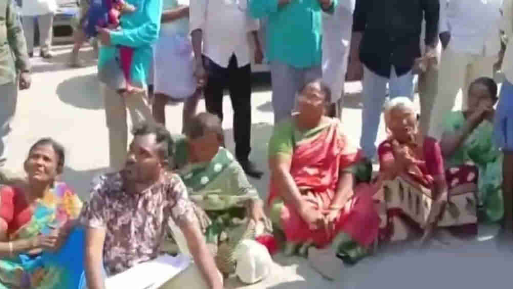 Police Station: పోలీసు స్టేషన్ ముందు ఓ కుటుంబం నిరసన.. అసలు కారణం ఏంటంటే..!