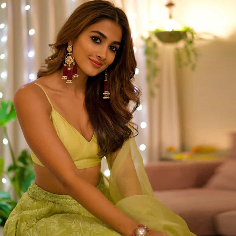 అందాల నటి పూజా హెగ్డే వరుస అవకాశాలను సొంతం చేసుకుంటూ కుర్రకారు హృదయాల్లో గూడుకట్టుకున్న ఈ చిన్నది టాలీవుడ్ బడా స్టార్ హీరోల సరసన నటించే అవకాశాన్ని సొంతం చేసుకుంటూ దూసుకెళుతోన్న పూజా తెలుగుతో పాటు ఇతర భాషల్లోనూ ఆకట్టుకుంటుంది. సోషల్ మీడియాలో ఆక్టివ్ గా ఉండే ఈ అమ్మడి తాజా ఫోటోషూట్ పై మీరు ఓ లుక్కెయ్యండి.