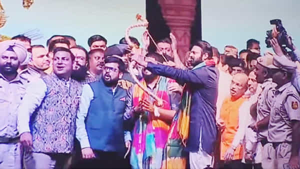 Prabhas: రావణ దహనంలో పాల్గొన్న ఆదిపురుష్.. అభిమానుల అరుపులు, కేరింతలతో హోరెత్తిన ఢిల్లీ రామ్లీలా మైదానం