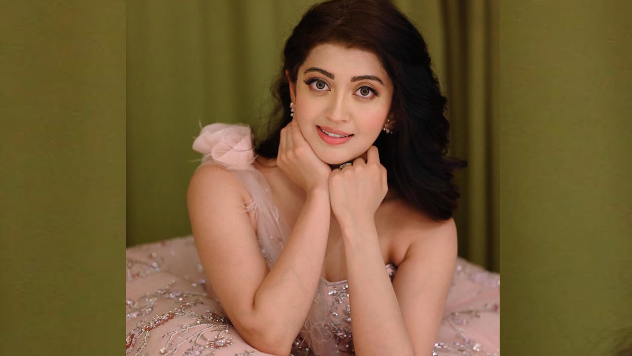 Pranitha: ప్రిన్సెస్‏లా ముస్తాబయిన ప్రణీత.. డ్రెస్‏తో ఇబ్బందిపడిన హీరోయిన్.. చివరకు..