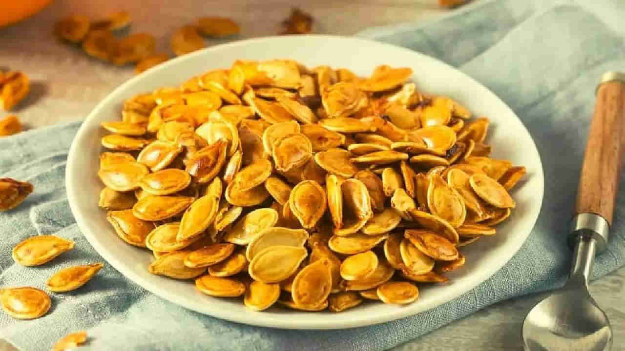 Pumpkin Seeds: గుమ్మడికాయ గింజలను పడేస్తున్నారా? ఈ ఆరోగ్య ప్రయోజనాలు మిస్‌ చేసుకున్నట్లే