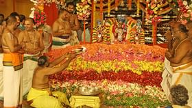 Pushpayagam: పుష్పయాగంతో ముగిసిన శ్రీవారి వైభవోత్సవాలు.. స్వామివారిని దర్శించుకున్న వేలాది మంది భక్తులు Pushpayagam: పుష్పయాగంతో ముగిసిన శ్రీవారి వైభవోత్సవాలు.. స్వామివారిని దర్శించుకున్న వేలాది మంది భక్తులు