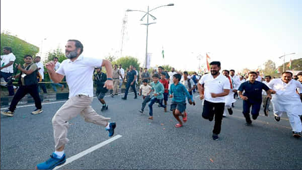 Bharat Jodo Yatra: రాహుల్గాంధీ జోడో యాత్రలో పరుగు పందెం.. చిన్నారులతో కలిసి రన్నింగ్..