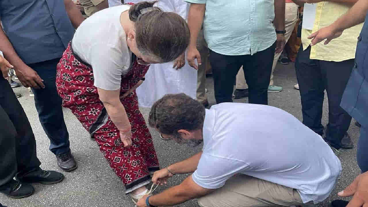 Bharat Jodo Yatra: పాదయాత్రలో నడిచేందుకు ఇబ్బంది పడిన సోనియా.. షూ లేస్ను కట్టిన రాహుల్.. సోషల్మీడియాను కుదిపిస్తున్న సీన్..