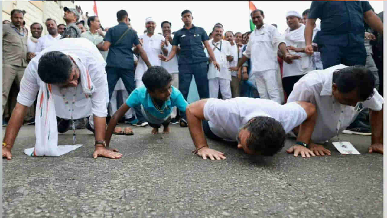 Rahul Gandhi: పాదయాత్రలో తల్లి సోనియా బూట్లకు లేస్.. చిన్నపిల్లాడితో రోడ్డు మీద పుషప్స్.. భారత్ జోడోలో రాహుల్ వైరల్ చిత్రాలు