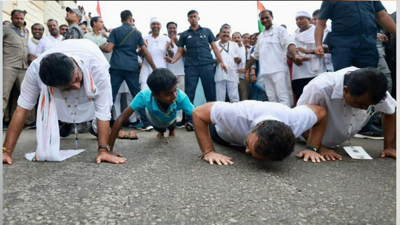 Rahul Gandhi: పాదయాత్రలో తల్లి సోనియా బూట్లకు లేస్.. చిన్నపిల్లాడితో రోడ్డు మీద పుషప్స్.. భారత్ జోడోలో రాహుల్ వైరల్ చిత్రాలు