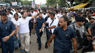 Andhra Pradesh: పిల్లలను స్కూల్‌కి తీసుకెళ్లడానికి తండ్రుల కష్టాలు.. భుజాలపై ఎక్కించుకుని వాగు దాటిస్తున్న వైనం..