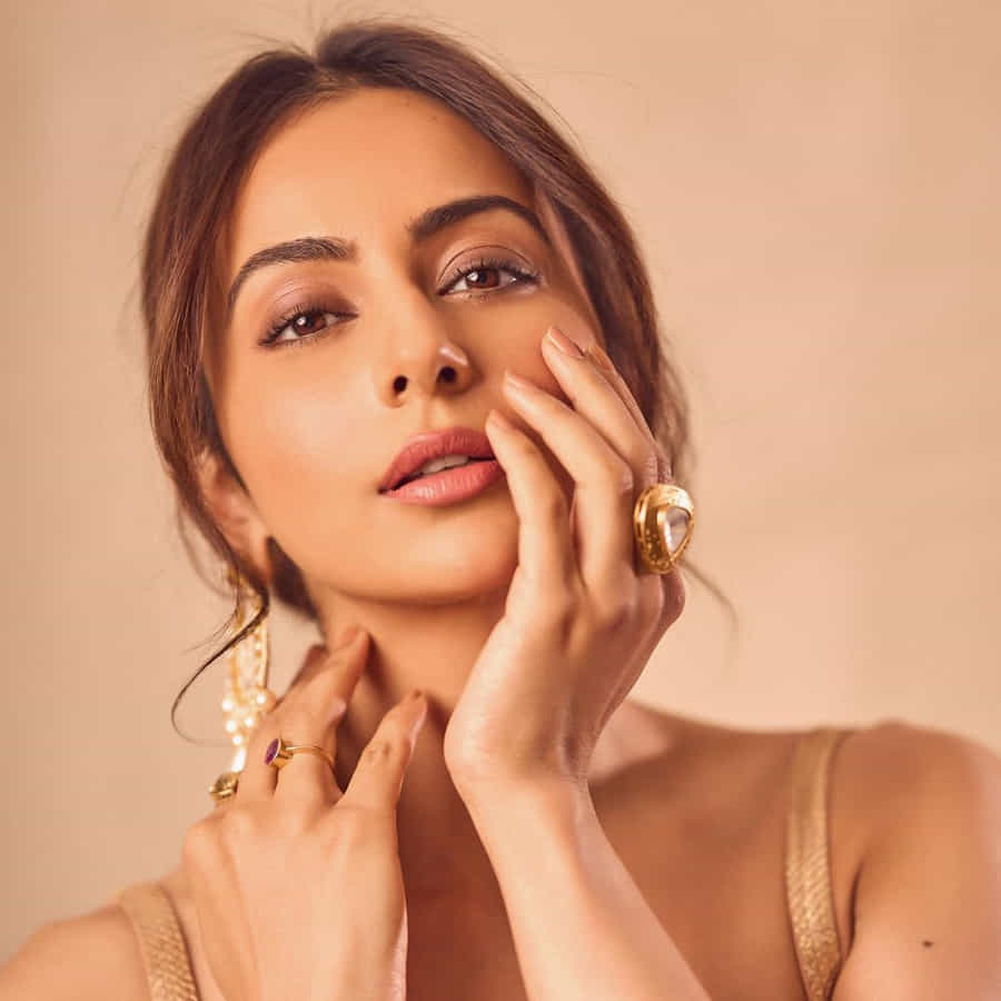 అతితక్కువ కాలంలోనే టాప్ హీరోయిన్ల జాబితాలో చేరింది అందాల తార రకుల్ ప్రీత్ సింగ్. వరుస సినిమాలు అవకాశాలు దక్కించుకున్న ఈ బ్యూటీ.. టాలీవుడ్లో దాదాపు అందరు అగ్రహీరోల సరసన ఆడిపాడింది.ఈ ముద్దుగుమ్మ తాజా ఫొటోస్ చుస్తే వావ్ అనాల్సిందే.