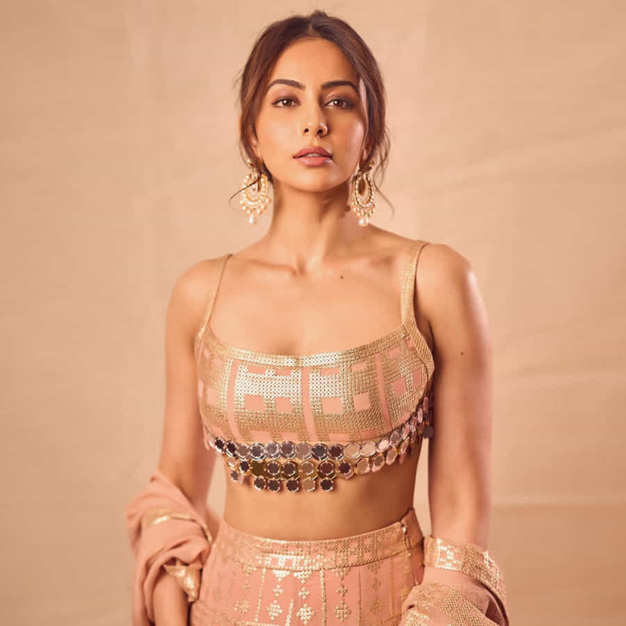 అతితక్కువ కాలంలోనే టాప్ హీరోయిన్ల జాబితాలో చేరింది అందాల తార రకుల్ ప్రీత్ సింగ్. వరుస సినిమాలు అవకాశాలు దక్కించుకున్న ఈ బ్యూటీ.. టాలీవుడ్లో దాదాపు అందరు అగ్రహీరోల సరసన ఆడిపాడింది.ఈ ముద్దుగుమ్మ తాజా ఫొటోస్ చుస్తే వావ్ అనాల్సిందే.